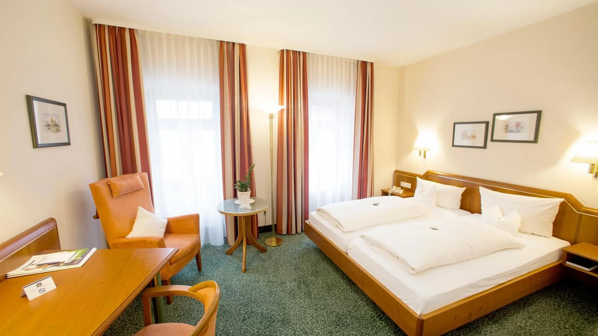 Fachwerkhaus - Hotel Weisses Lamm ファイツヘーヒハイム
